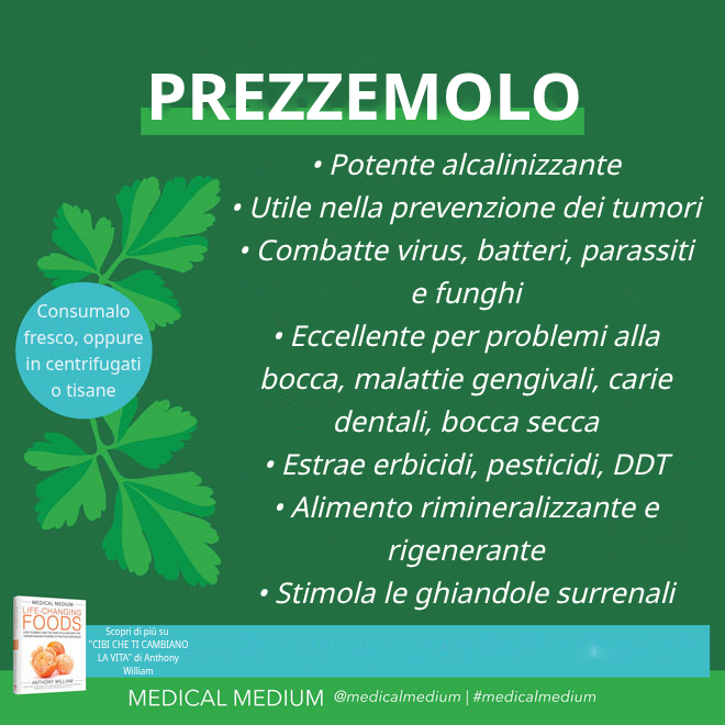 Prezzemolo fresco tritato, erba alcalinizzante ricca di vitamine e sali minerali